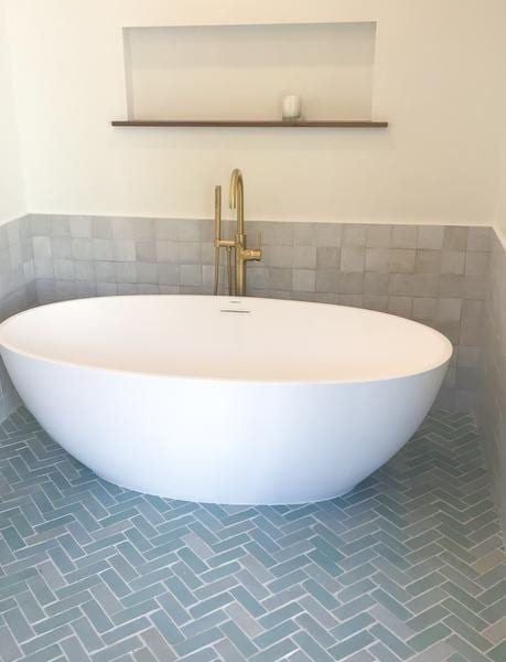 cle-tile-terracotta-zellige-glazed-square-4×4-weathered-white-bathroom-wall-2×6-subway-tea-ceremony-floor-herringbone-design-and-photography-shoshana-ross